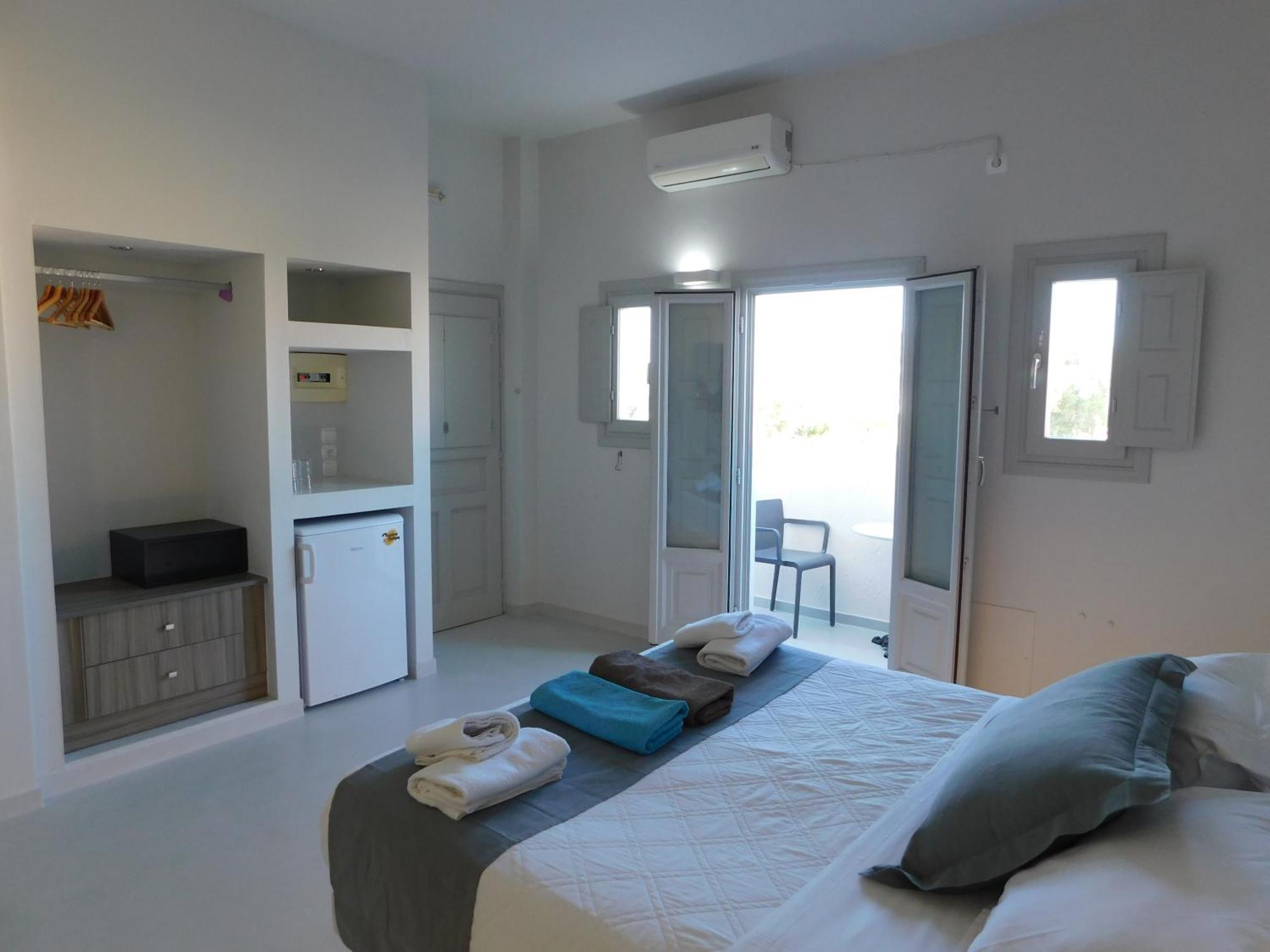 Happy Fish Rooms- Beachfront Perissa  Bagian luar foto