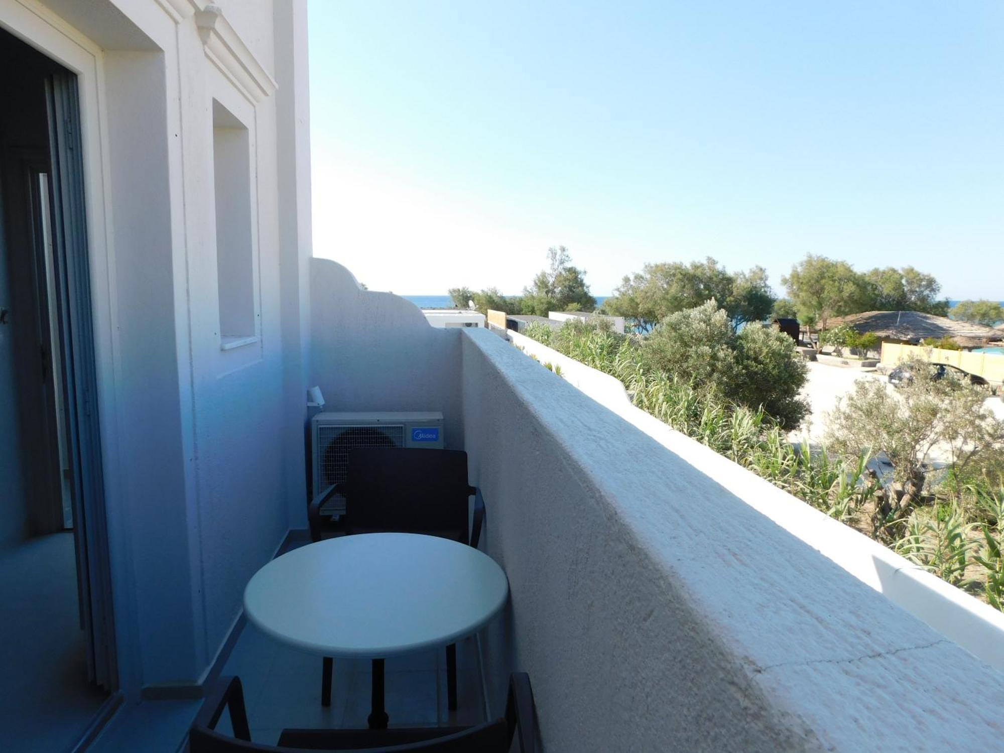 Happy Fish Rooms- Beachfront Perissa  Bagian luar foto