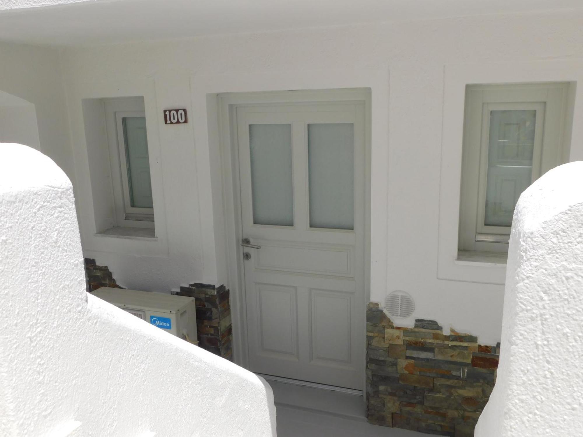 Happy Fish Rooms- Beachfront Perissa  Bagian luar foto